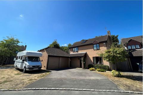 4 bedroom detached house to rent, Kiln Close, Thatcham RG18