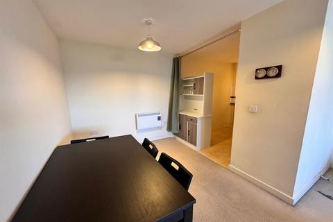 2 bedroom flat to rent, Bishops Corner, Hulme,  M15