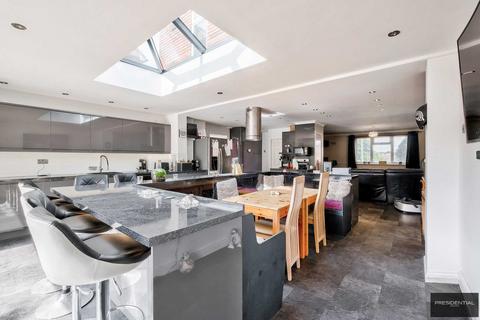 3 bedroom semi-detached house for sale, Loughton IG10