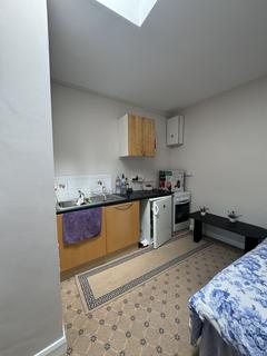 Studio to rent, Sunnycroft Road, Hounslow TW3