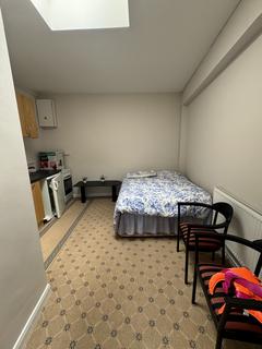 Studio to rent, Sunnycroft Road, Hounslow TW3