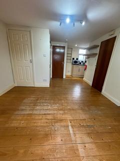 Studio to rent, Cromwell Road, Hounslow TW3