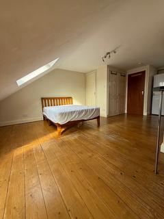 Studio to rent, Cromwell Road, Hounslow TW3