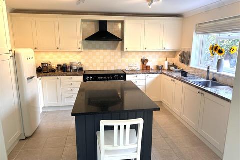 5 bedroom detached house to rent, Deans Drove, Lytchett Matravers