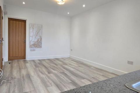 3 bedroom flat to rent, Hardinge Road, London