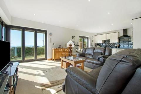 Apartment 1, 2 Cliff Way, Frinton-on-sea, CO13 9NL