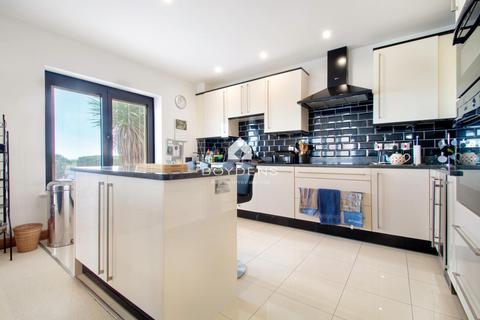 Apartment 1, 2 Cliff Way, Frinton-on-sea, CO13 9NL