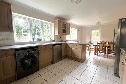 5 bedroom terraced house to rent, Marlyns Close, Burpham GU4