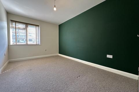 2 bedroom flat to rent, The Cedars, Woodside, BS9