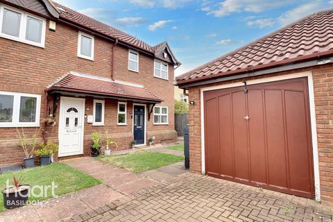 2 bedroom end of terrace house for sale, Sinclair Walk, Wickford