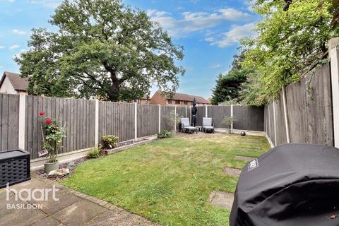 2 bedroom end of terrace house for sale, Sinclair Walk, Wickford