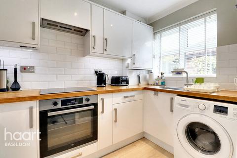 2 bedroom end of terrace house for sale, Sinclair Walk, Wickford