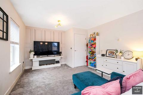 2 bedroom apartment for sale, Hyde Close, Romford, RM1