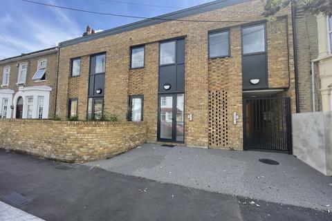 3 bedroom flat to rent, Wilmot Road, Leyton