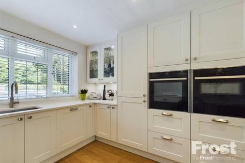 6 Garson Lane, Wraysbury, Staines, TW19 5JF
