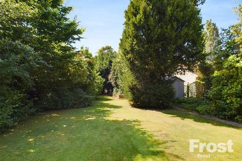 6 Garson Lane, Wraysbury, Staines, TW19 5JF