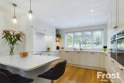 6 Garson Lane, Wraysbury, Staines, TW19 5JF