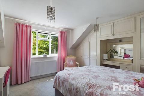 6 Garson Lane, Wraysbury, Staines, TW19 5JF