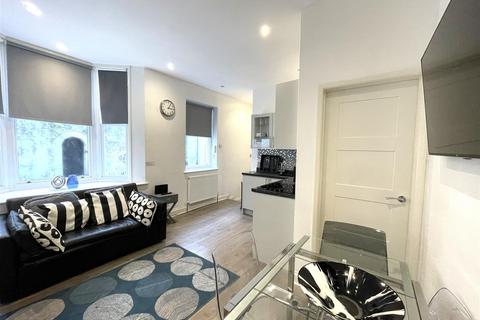 2 bedroom flat to rent, Marine Parade, Brighton