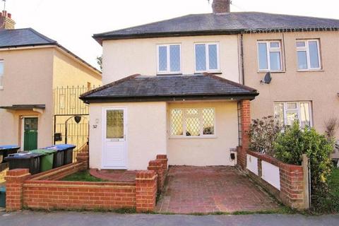 3 bedroom semi-detached house to rent, Sussex Road, Woking GU21