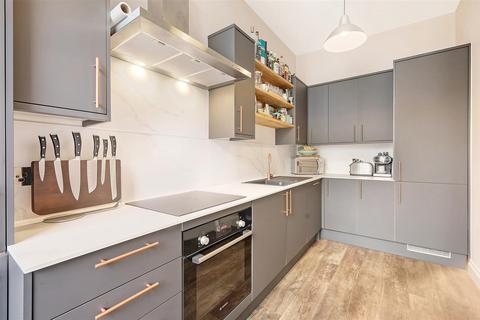 8c Adolphus Road, London, N4 2AZ