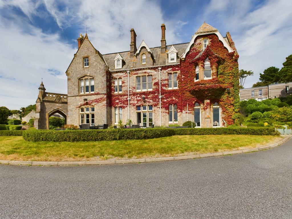 Manor House, Middle Road 2 bed apartment for sale £117,000