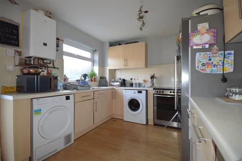 3 bedroom terraced house to rent, Reynard Way, Kingsthorpe, NN2