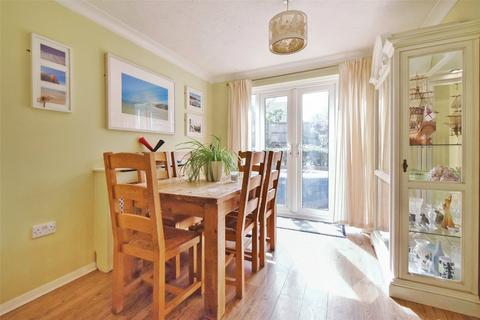 4 Lees Meadow, Hook, RG27 9RZ