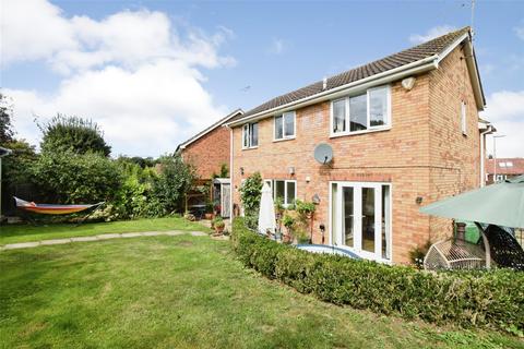 4 Lees Meadow, Hook, RG27 9RZ