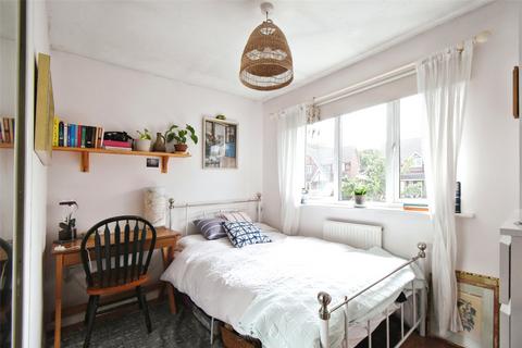 4 Lees Meadow, Hook, RG27 9RZ