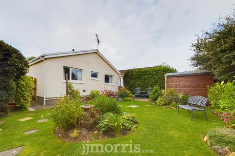 2 bedroom detached bungalow for sale, 18 Clos Y Bigney, Fishguard