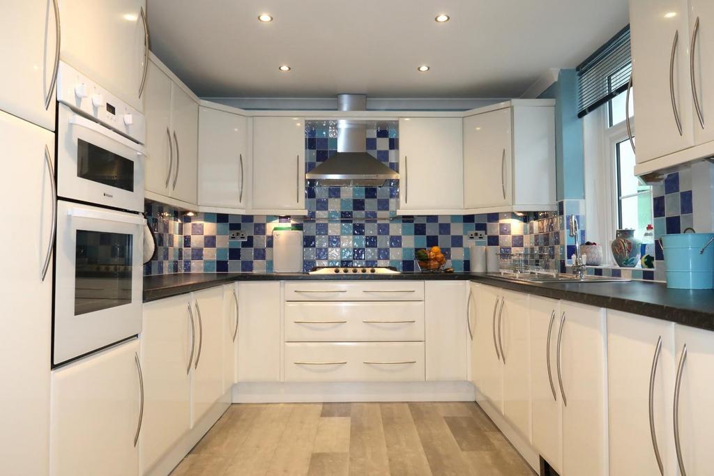Queens Road, Penarth CF64 4 bed terraced house for sale £395,000