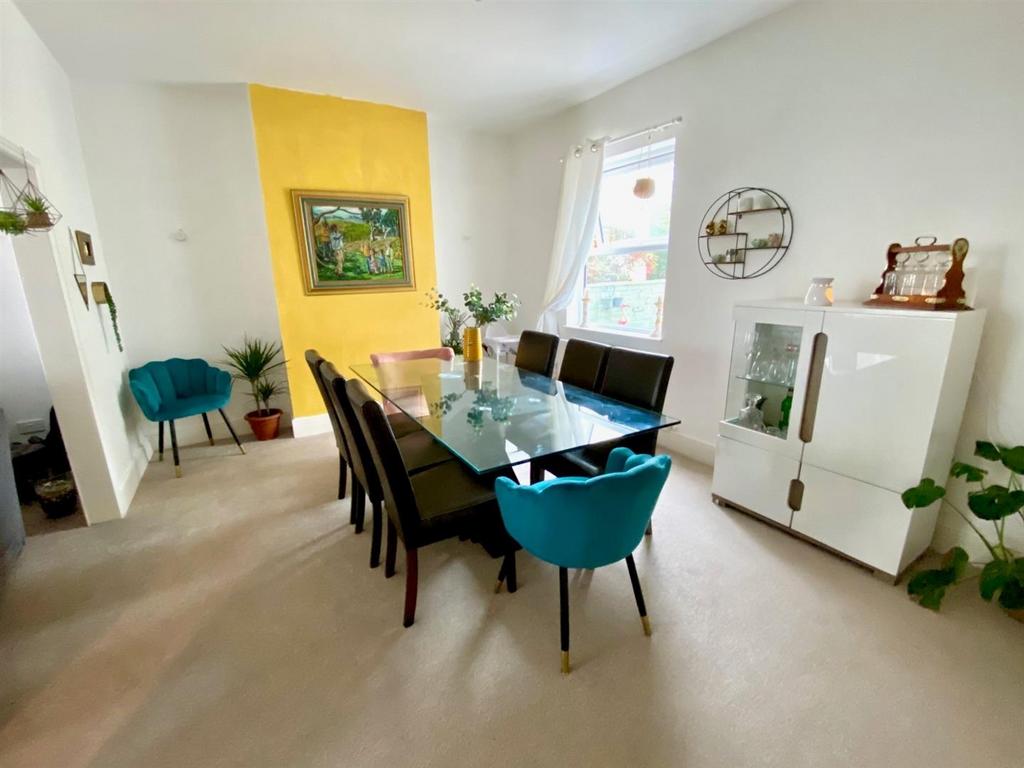 DINING ROOM.jpg