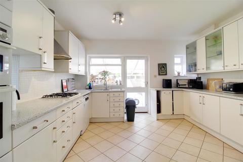 4 bedroom detached bungalow to rent, Great North Road, Brookmans Park AL9