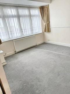 1 bedroom in a house share to rent, Hulse Avenue, Romford RM7