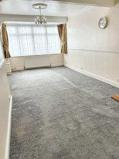 1 bedroom in a house share to rent, Hulse Avenue, Romford RM7