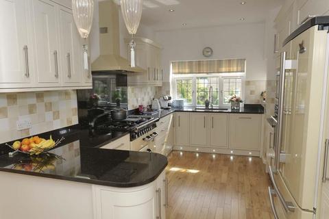 4 bedroom detached house for sale, Greenroyd Avenue, Skircoat Green, Halifax