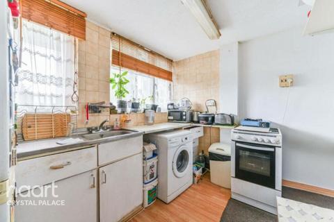 2 bedroom flat for sale, Hermitage Road, London