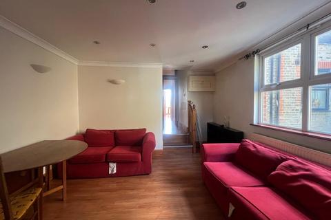 3 bedroom flat to rent, Tooting Bec Road, SW17