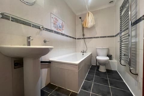 3 bedroom flat to rent, Tooting Bec Road, SW17