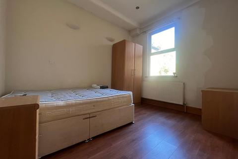 3 bedroom flat to rent, Tooting Bec Road, SW17