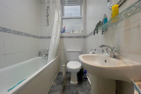 3 bedroom flat to rent, Tooting Bec Road, SW17