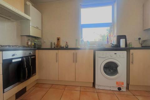 3 bedroom flat to rent, Tooting Bec Road, SW17