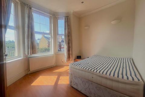 3 bedroom flat to rent, Tooting Bec Road, London, SW17