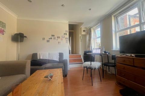 3 bedroom flat to rent, Tooting Bec Road, London, SW17