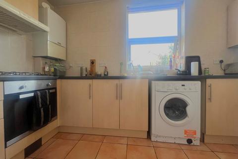 3 bedroom flat to rent, Tooting Bec Road, London, SW17