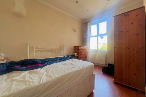 3 bedroom flat to rent, Tooting Bec Road, London, SW17