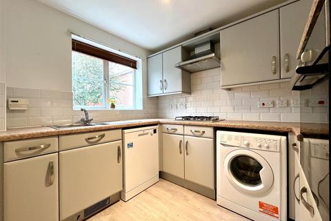 3 bedroom terraced house to rent, Lingfield Avenue, Sale