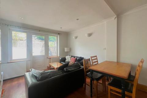 3 bedroom ground floor flat to rent, Tooting Bec Road, SW17