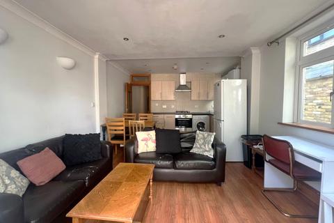 3 bedroom ground floor flat to rent, Tooting Bec Road, SW17